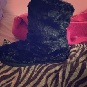 Black fur boots